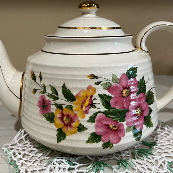 Vintage Sadler 3635 Floral Teapot - Picture 2 of 3